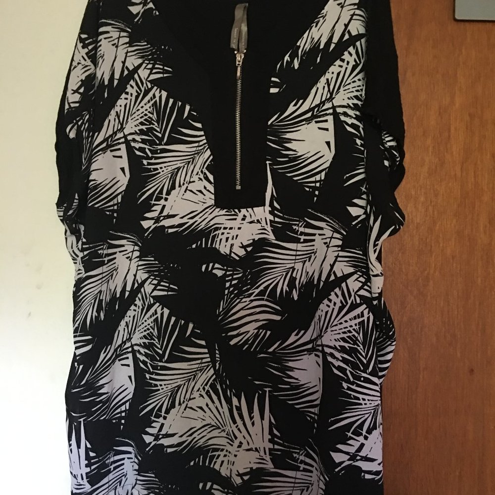 Ladies Black and white short sleeve top size 4X